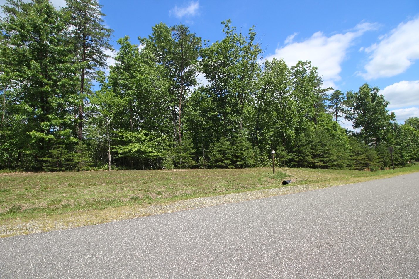 Roadside frontage and building area at EOC 306